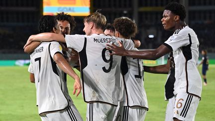 Les Allemands célèbrent leur premier titre mondial, remporté face à l'équipe de France U17, à Surakarta (Indonésie), le 2 décembre 2023. (ADEK BERRY / AFP)