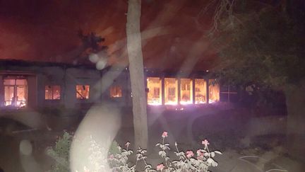 Le centre de soins de MSF &agrave; Kunduz&nbsp;(Afghanistan) touch&eacute; par un incendie apr&egrave;s un bombardement, le 3 octobre 2015. (MEDECINS SANS FRONTIERES / FRANCETV INFO)