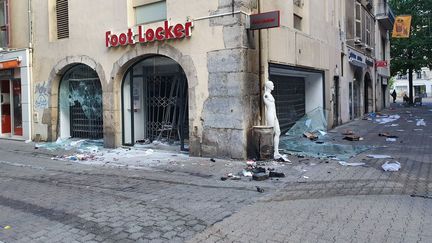 Un des prévenus a été condamné à trois mois de prison ferme avec mandat de dépôt, après avoir été interpellé dans un magasin Foot Locker de Grenoble. (GERARD FOURGEAUD / RADIO FRANCE)