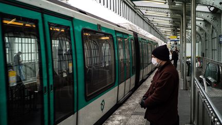 A la station de métro Barbes-Rochechouart à Paris, le 18 mars 2020 (photo d'illustration). (YOAN VALAT / MAXPPP)