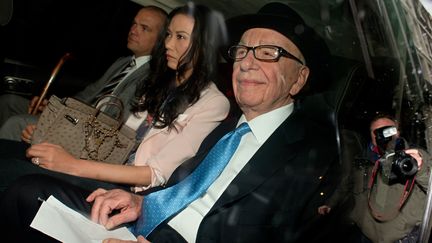 Rupert Murdoch (&agrave; dr.) et sa femme&nbsp;Wendi Deng, le 26 avril 2012 &agrave; Londres (Royaume-Uni). (LEON NEAL / AFP)