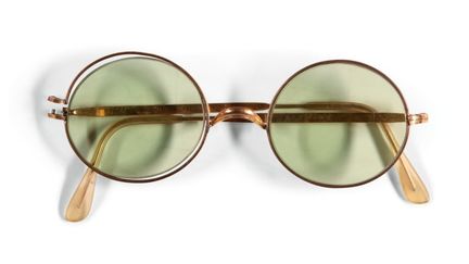 Les lunettes de soleil de John Lennon de 1968 mises en vente en ligne chez Sotheby's du 6 au 13 décembre 2019.&nbsp;&nbsp; (SOTHEBY'S)