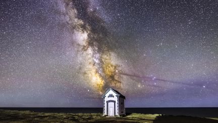 Cette&nbsp;photo primée d'Adrien Michel montre la voie lactée au-dessus de Belle-Île-en-Mer.&nbsp; (FRANCEINFO)