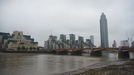 Le siège des services secrets britanniques, le MI6, à Londres (Royaume-Uni), le 23 août 2017.&nbsp; (ALBERTO PEZZALI / NURPHOTO / AFP)