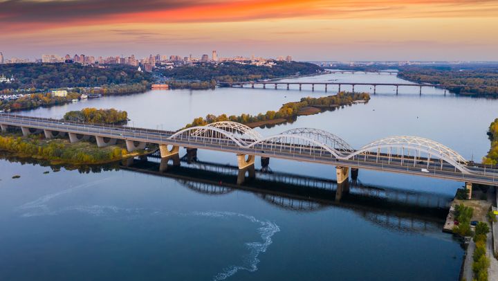 Un&nbsp;pont routier et ferroviaire traversant la rivière Dnieper à Kiev en Ukraine, avant le début&nbsp;de l'invasion russe&nbsp;déclenchée le 24 février. (Illustration) (ANTON PETRUS / MOMENT RF / GETTY IMAGES)