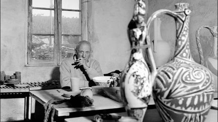 Pablo Picasso pose avec ses poteries, en avril 1949, dans l'atelier Madoura, Cité des potiers, à Vallauris. Il a ccommence à explorer cette technique en 1946, pratique qu'il aprofondira en s'installant à Vallauris en 1948. Il aborde cette technique à sa mnière, utilisant des matériaux de récupération. Il réalise plusieurs milliers de céramiques, dont certaines sont fabriquées en série "J'ai fait des assiettes, on peut manger dedans", déclara-t-il un jour à Malraux.
