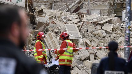 Des pompiers et des policiers recherchent des victimes, sur le site où deux immeubles se sont effondrés, le 5 novembre 2018 à Marseille (Bouches-du-Rhône). (GERARD JULIEN/AFP)