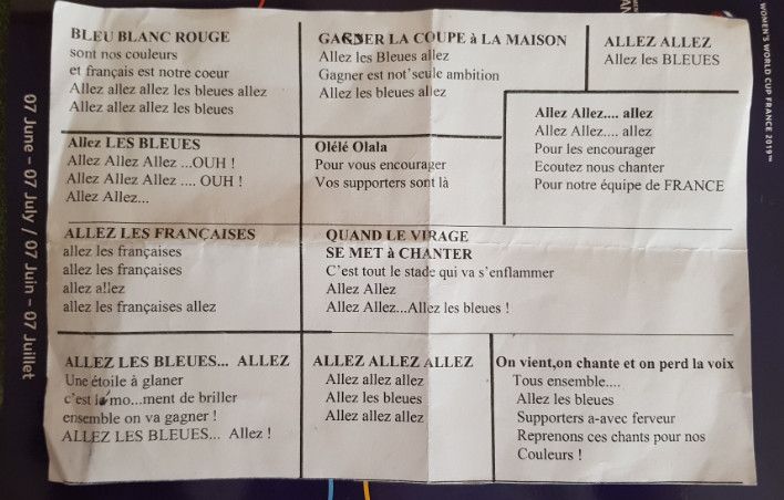 Quelques chants des "France Ang'elles" lors de la rencontre contre le Brésil au Havre. (FRANCE ANG'ELLES)