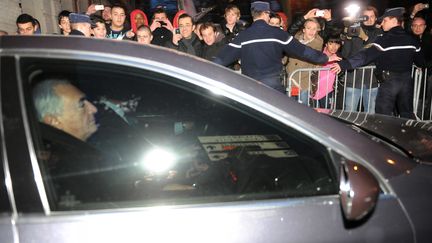 Dominique Strauss-Kahn&nbsp;&agrave; sa sortie de garde &agrave; vue &agrave; Lille (Nord), le 22 f&eacute;vrier 2012. (FRANCOIS LO PRESTI / AFP)