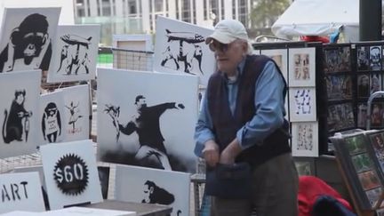 L'artiste de rue Banksy, dont les oeuvres peuvent atteindre aux enchères des centaines de milliers de dollars, a installé un stand ce week-end près de Central Park, pour vendre une vingtaine de toiles "authentiques et signées" pour... 60 dollars.
 (DR)