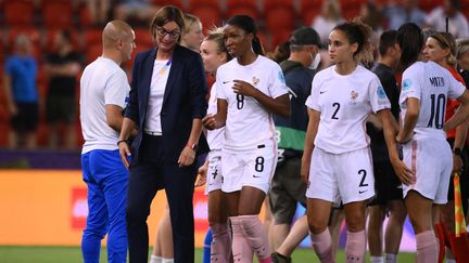 Corinne Diacre et Grace Geyoro après le match face à l'Islande, à Rotherham (Royaume-Uni), le 18 juillet 2022. (FRANCK FIFE / AFP)