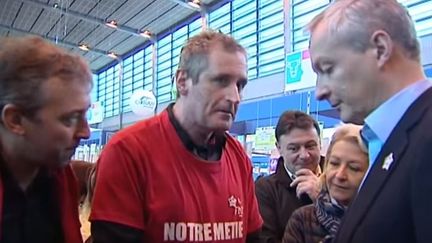 L'ancien ministre de l'Agriculture Bruno Le Maire (à droite) écoute les revendications d'un éleveur au&nbsp;Salon de l'agriculture,&nbsp;le 1er mars 2016, à Paris. (FRANCE 3 AUVERGNE)