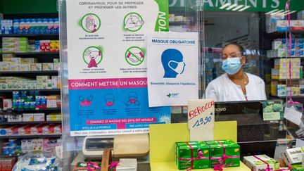 Une pharmacienne à Pointe-à-Pitre, en Guadeloupe, le 30 juillet 2021. (YANNICK MONDELO / AFP)