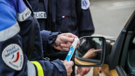 Un dépistage de drogue d'un automobiliste lors d'un contrôle de police à Agen, le 16 mars 2021. (LOIC DEQUIER / MAXPPP)