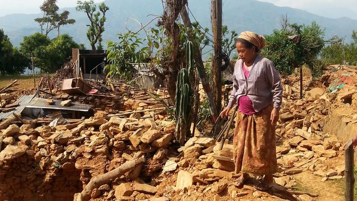 &nbsp; (Une villageoise sur ce qui reste de sa maison © RF/ Alice Serrano)