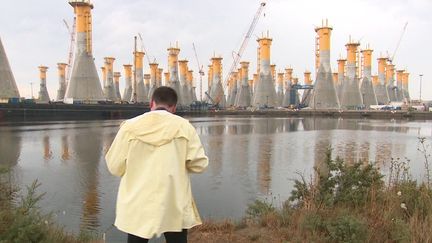 Le photographe Baptiste Duseaux au port du Havre.&nbsp; (FRANCEINFO)