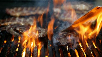 Des flammes sortent d'un barbecue. (THE AGE / FAIRFAX MEDIA)