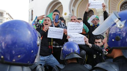 De manifestants font face aux forces de l'ordre, le 12 avril 2019, à Alger (Algérie). (FAROUK BATICHE / DPA / AFP)