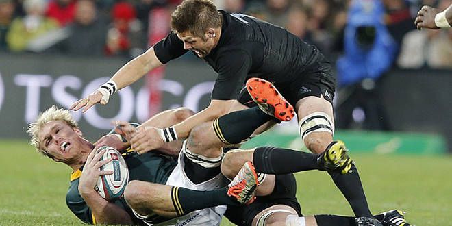 Schalk Burger au sol face au contest de Richie McCaw