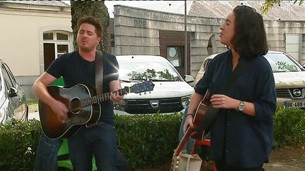 Cross Fire alias Etienne Prieuret et Allison Mareek, en concert privé à Limoges devant les patients de l'hôpital Esquirol. (E. Boutin  / France Télévisions)