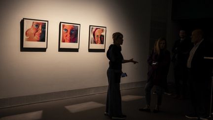 Katerina Gregos, directrice artistique du musée national d'art contemporain d'Athènes (EMST), dirige une visite de presse de l'exposition intitulée "Et si les femmes dirigeaient le monde ?" à Athènes, le 14 décembre 2023. (ANGELOS TZORTZINIS / AFP)