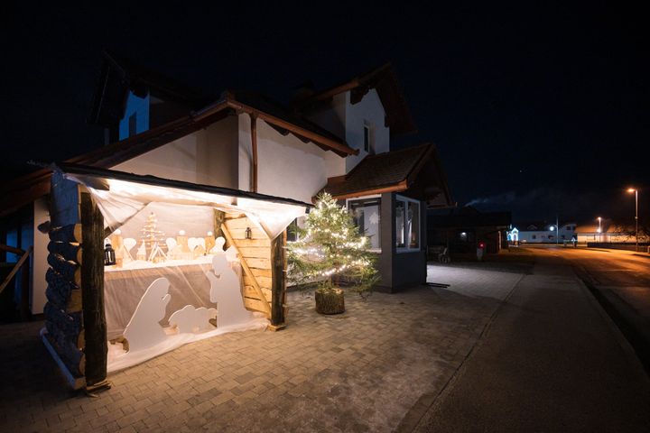 Une crèche installée devant la maison d'un habitant de Banovci. (JURE MAKOVEC / AFP)