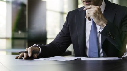 Un cadre à son bureau. (ODILON DIMIER / MAXPPP)