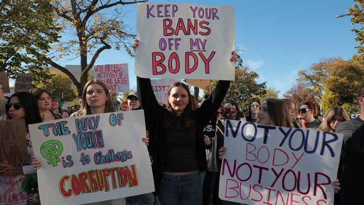 Ally Martyn (au centre) manifeste pour les droits des femmes, le 9 novembre 2024 à Washington (Etats-Unis). (VALENTINE PASQUESOONE / FRANCEINFO)