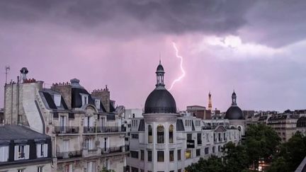 Des orages assez violents ont frappé la moitié nord du pays, dans la nuit du mercredi 3 au jeudi 4 juin, l’Île-de-France et la Bretagne notamment. Des orages accompagnés de pluie, parfois de grêle, qui ont fait chuter les températures. (FRANCE 3)