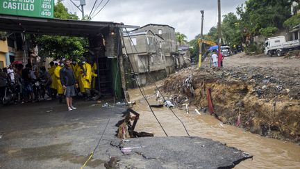 Une rue ravagée après le passage de la tempête Laura à Saint-Domingue (République dominicaine), le 23 août 2020. (ERIKA SANTELICES / AFP)