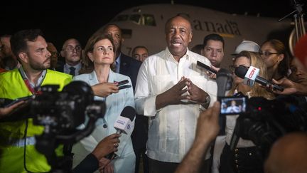 Raquel Pena,&nbsp;vice-présidente de la République dominicaine (à gauche) et Antonio Almonte, ministre de l'Energie et des Mines (à droite), à l'aéroport de Saint-Domingue (République dominicaine), le 7 août 2022. (ERIKA SANTELICES / AFP)