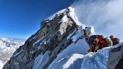 Des alpinistes font la queue pour gravir l'Everest, le 22 mai 2019. (PROJECT POSSIBLE / AFP)