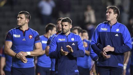 R&eacute;my Grosso, S&eacute;bastien Tillous-Borde et Bernard Le Roux c&eacute;l&egrave;brent la victoire de la France face au Canada &agrave; Milton Keynes (Royaume-Uni), le 1er octobre 2015. (FRANCK FIFE / AFP)