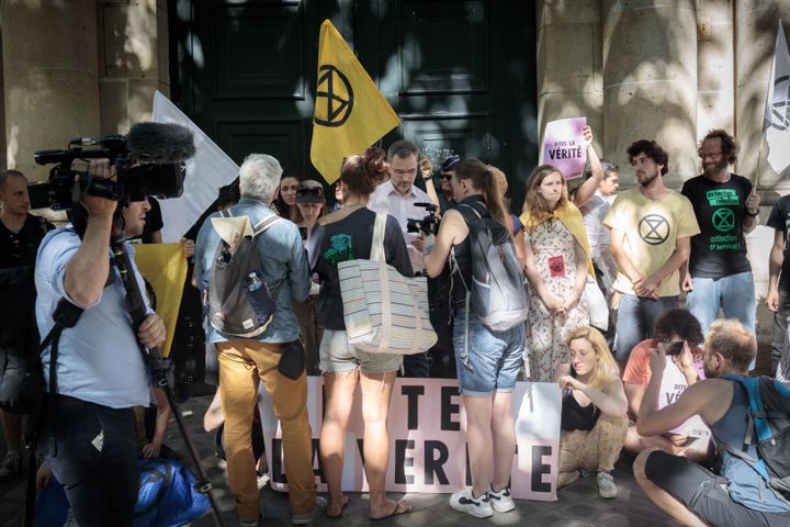 Des membres d'Extinction Rebellion se rassemblent devant le ministère de la Transition écologique et solidaire, à Paris le 5 juillet 2019. (VINCENT LOISON / SIPA)