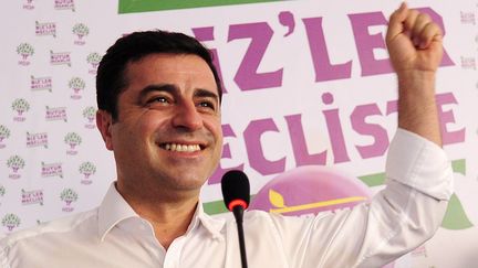 Selahattin Demirtas, le poing lev&eacute; apr&egrave;s les bons r&eacute;sultats du parti kurde HDP aux l&eacute;gislatives turques, le 7 juin 2015, &agrave; Istanbul (Turquie). (OZAN KOSE / AFP)