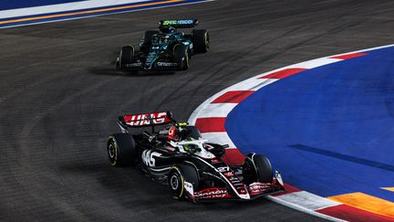 Nico Hulkenberg (Haas) et Fernando Alonso (Aston Martin) lors du Grand Prix de Singapour, le 22 septembre 2024. (GONGORA / NURPHOTO / AFP)