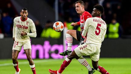 Le milieu de terrain allemand du PSV&nbsp;Mario Gotze face au défenseur monégasque&nbsp;Benoit Badiashile, lors du match à Eindhoven en Ligue Europa le 21 octobre 2021. (OLAF KRAAK / ANP / AFP)