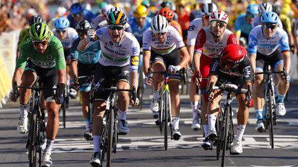 Sam Bennett (au centre) prend le meilleur au sprint sur l'île de Ré (LUCA BETTINI / BELGA MAG)