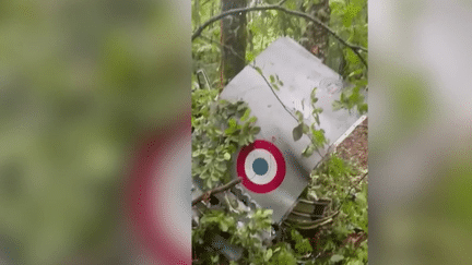 Le pilote de l'un des deux appareils qui sont entrés en collision mercredi 14 août s'est éjecté juste avant l'impact, hors de danger. Mais un instructeur et son élève, à bord du second appareil, sont toujours portés disparus.