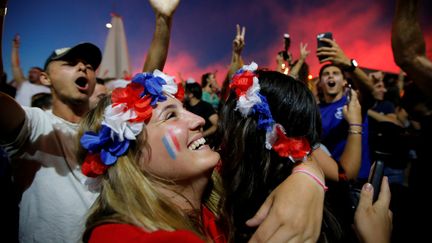 A Marseille, comme dans d'autres villes françaises, la victoire a été fêtée par des chants et des embrassades. (JEAN-PAUL PELISSIER / REUTERS)