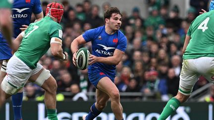 Le capitaine du XV de France, Antoine Dupont, s'échappe dans la défense de l'Irlande à l'occasion du Tournoi des six nations, le 11 février 2023, à Dublin. (PAUL ELLIS / AFP)