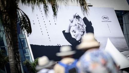 Le Palais des Festivals s'est paré de l'affiche du 76e Festival de Cannes, avant la cérémonie d'ouverture le 16 mai 2023. (LOIC VENANCE / AFP)