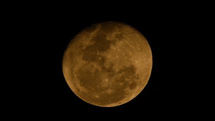 La Lune vue d'Argentine, le 5 aout 2020. (JUAN MABROMATA / AFP)