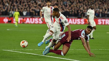 Tetê au duel avec Ben Johnson lors de West Ham-Lyon en Ligue Europa le 7 avril 2022. (GLYN KIRK / AFP)