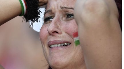 Toute la détresse de la Hongrie, balayée 4-0 par la Belgique en huitième de finale,&nbsp;se lie dans les yeux de cette supportrice dépitée. (MARTIN MEISSNER / AP / SIPA)