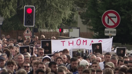 À Romans-sur-Isère dans la Drôme, 6 000 personnes ont rendu hommage à Thomas, 16 ans, tué dans le village de Crépol après la fête du village.