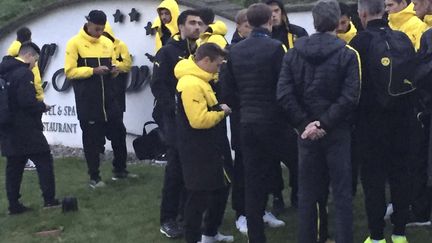 Les joueurs du Borussia Dortmund après l'explosion près de leur bus, le 11 avril 2017 à Dortmund (Allemagne). (CARSTEN LINHOFF / AP / SIPA)