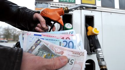 Une personne fait le plein, le 28 f&eacute;vrier 2012 &agrave; Lille (Nord), alors que les prix de l'essence tutoient des sommets. (PHILIPPE HUGUEN / AFP)