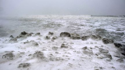 Sur l'une des plages de la ville, le vent a mêlé sable et neige. (MARK MAKELA / GETTY IMAGES NORTH AMERICA / AFP)