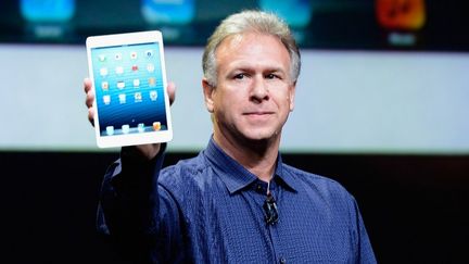 Phil Schiller,&nbsp;responsable du marketing mondial d'Apple, pr&eacute;sente l'iPad mini, le 23 octobre 2012 &agrave; San Jose (Californie).&nbsp; (KEVORK DJANSEZIAN / GETTY IMAGES NORTH AMERICA / AFP)